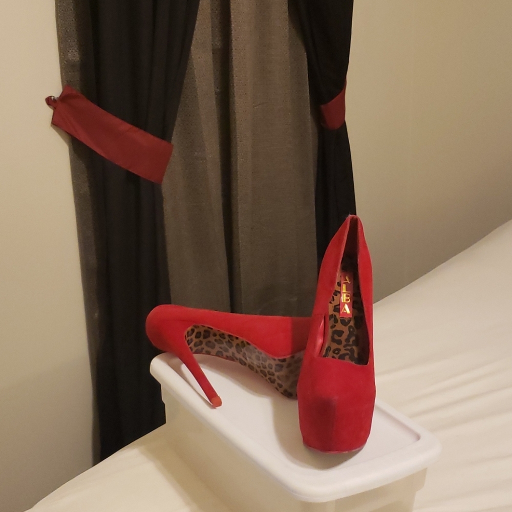 Never Worn, Alba Red Stilletos
